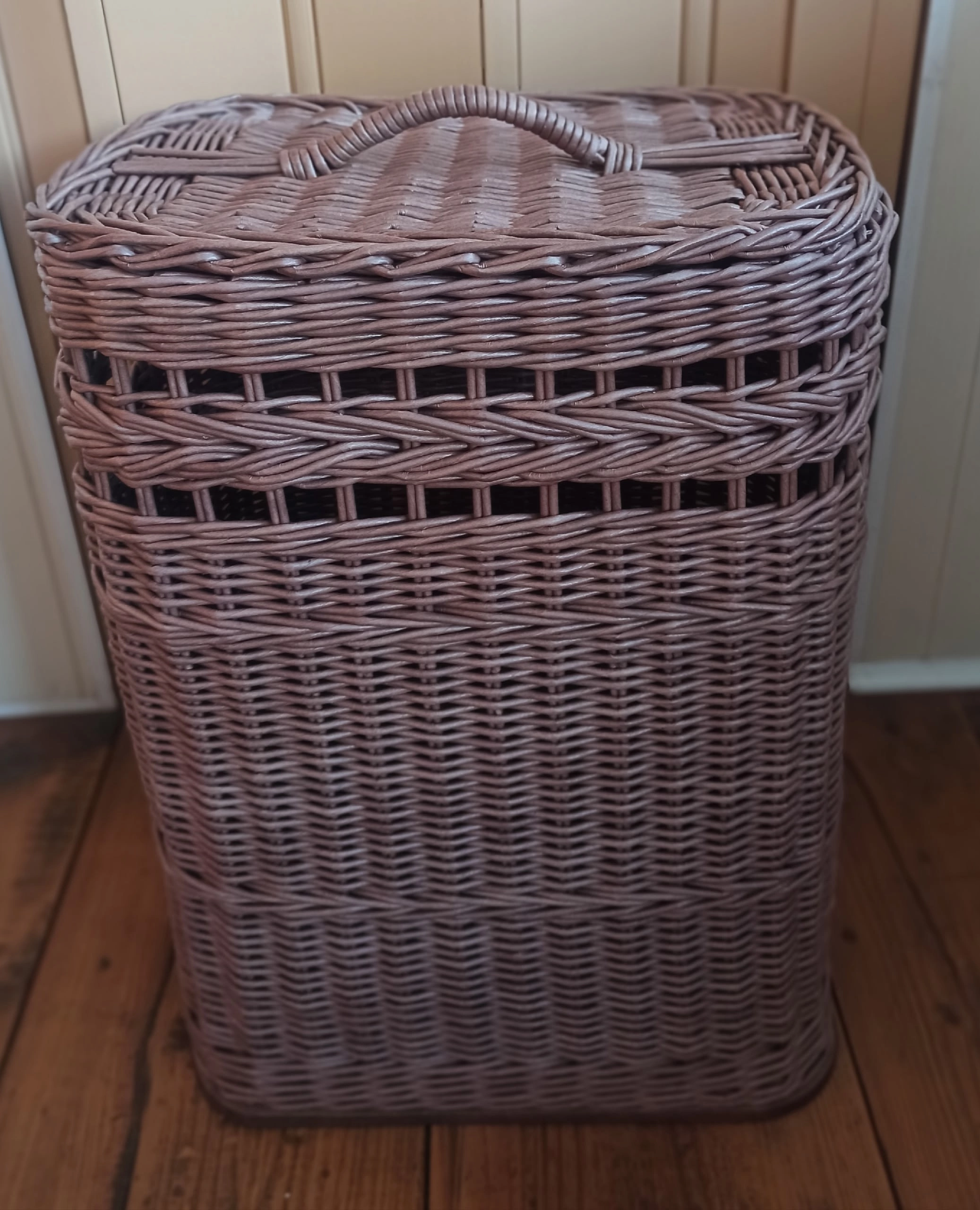 Плетеная бельевая корзина