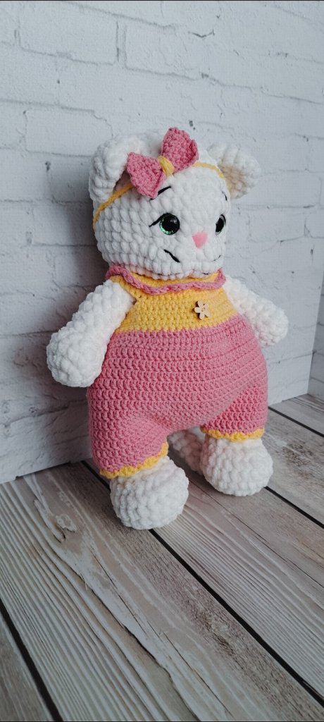 Вязаная киса в ярком костюмчике
