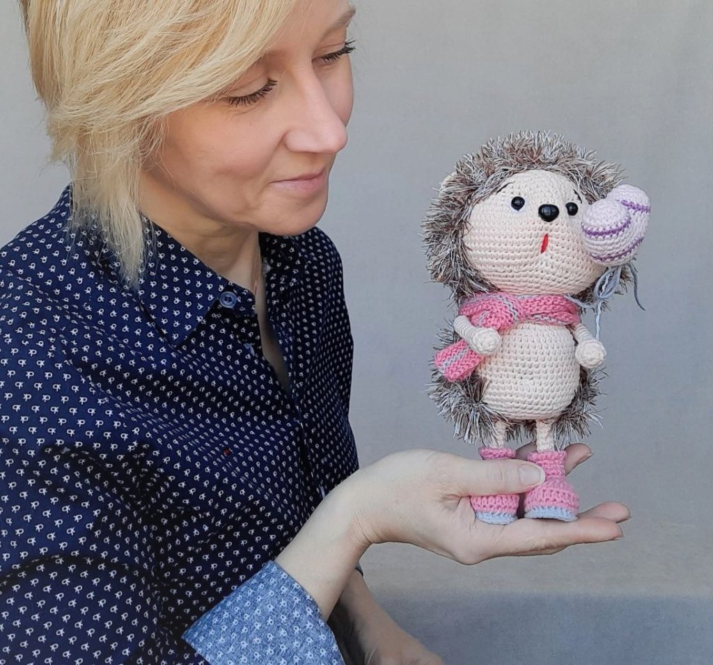 Игрушка вязаный Ёжик с шариком, мягкая игрушка