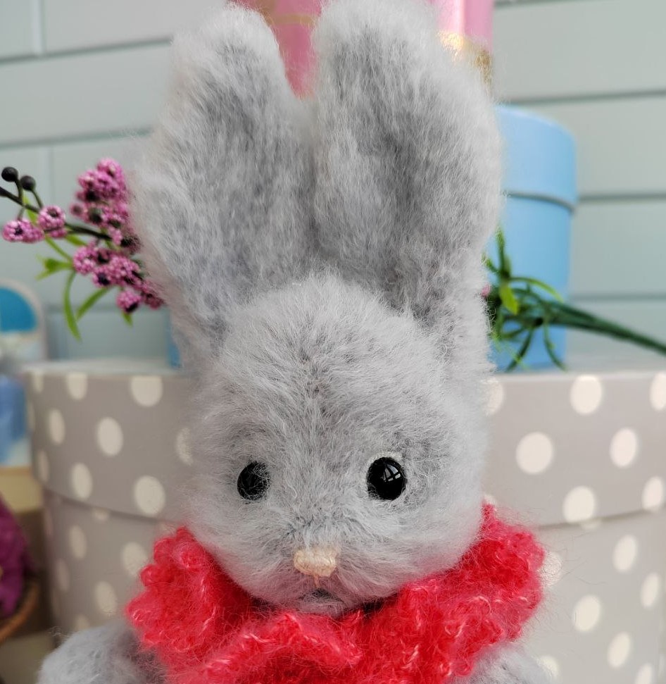 Игрушка вязаная пушистый зайка с воротничком