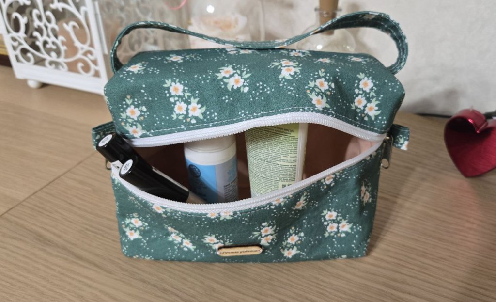 Косметичка прямоугольная с ручкой