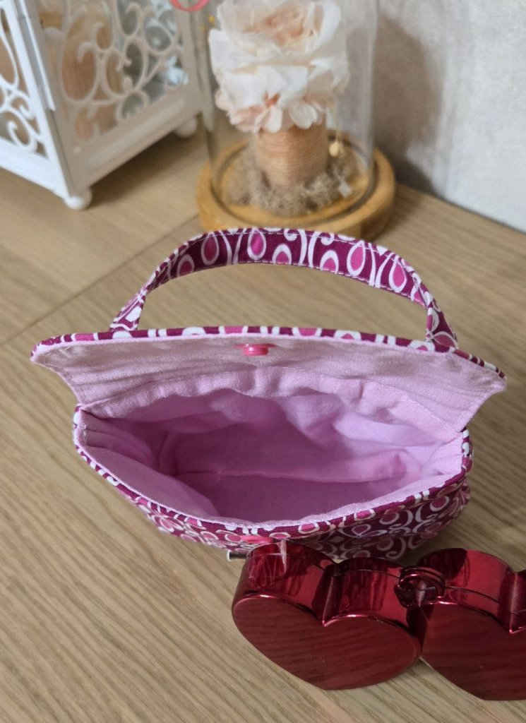 Косметичка на кнопке с ручкой маленькая