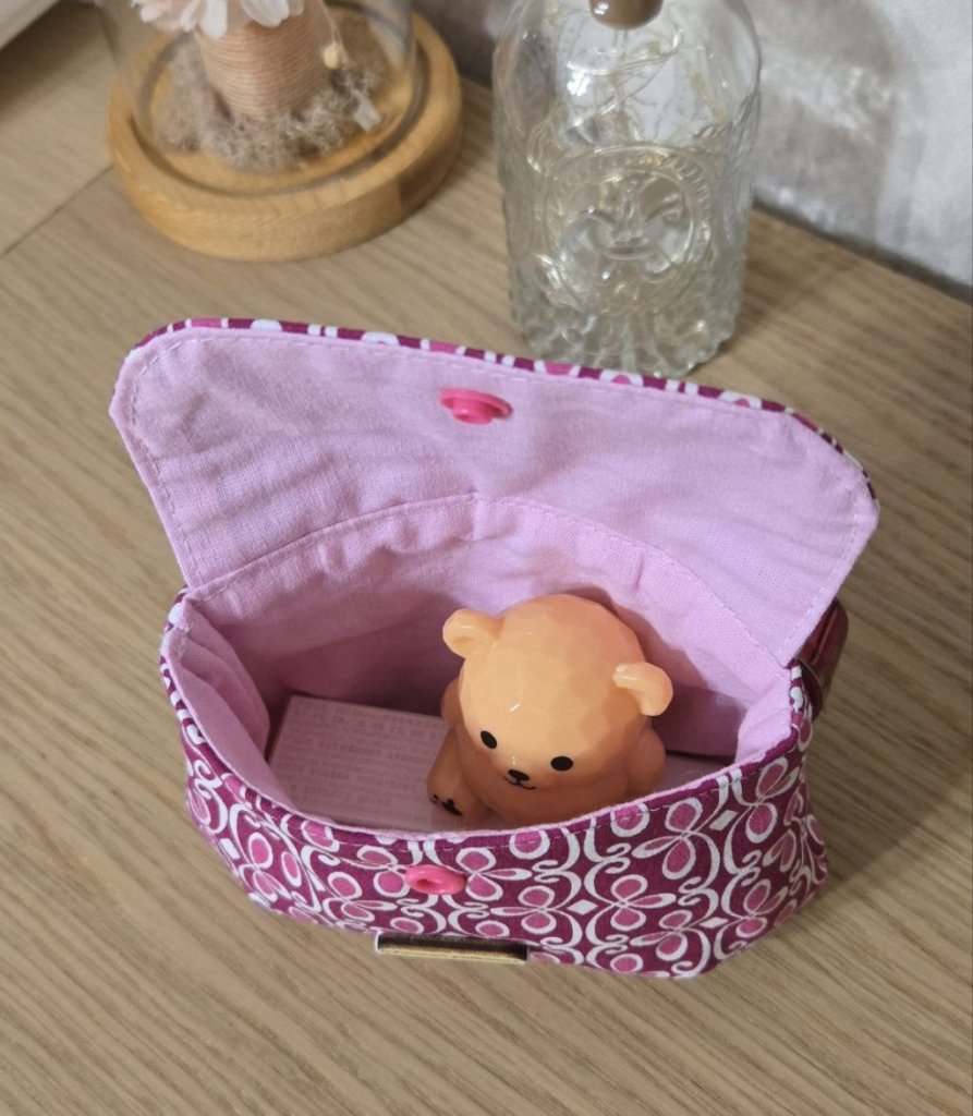 Косметичка на кнопке с ручкой маленькая