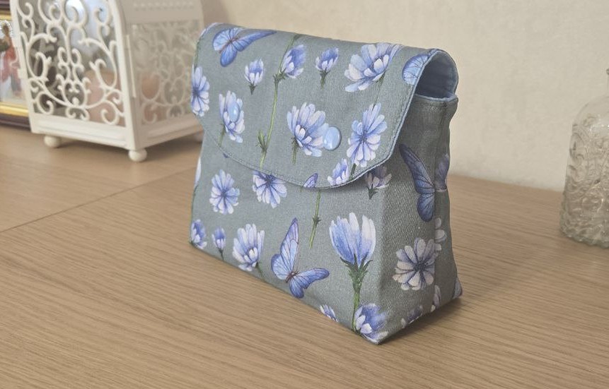 Косметичка на кнопках большая