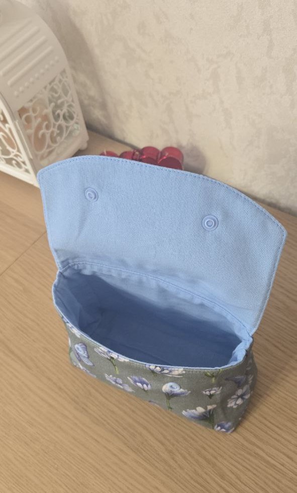 Косметичка на кнопках большая