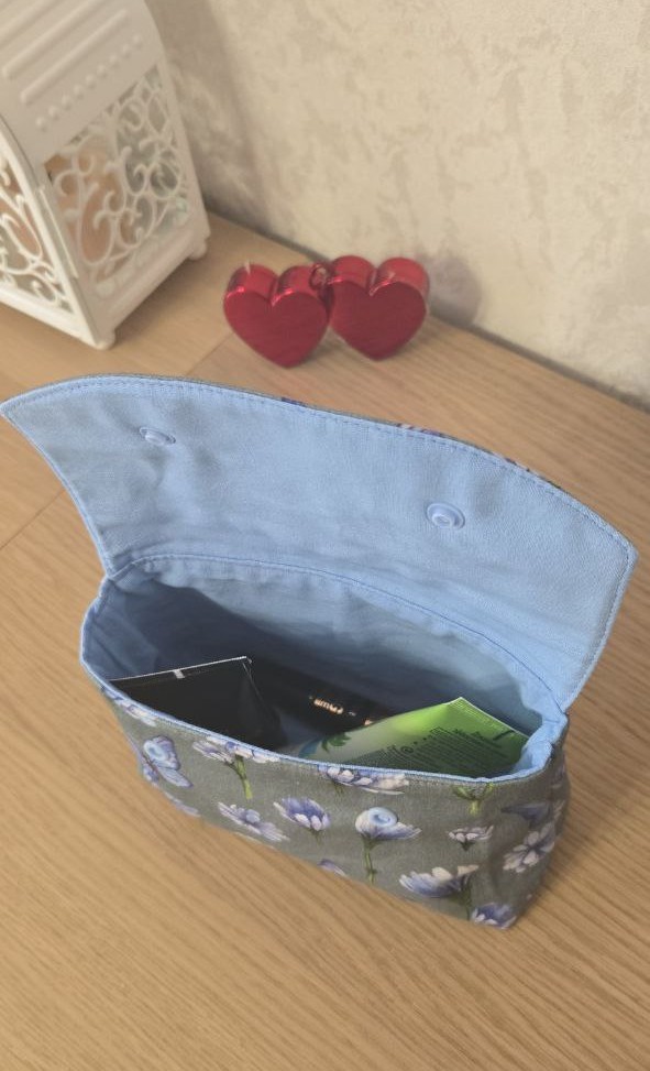 Косметичка на кнопках большая