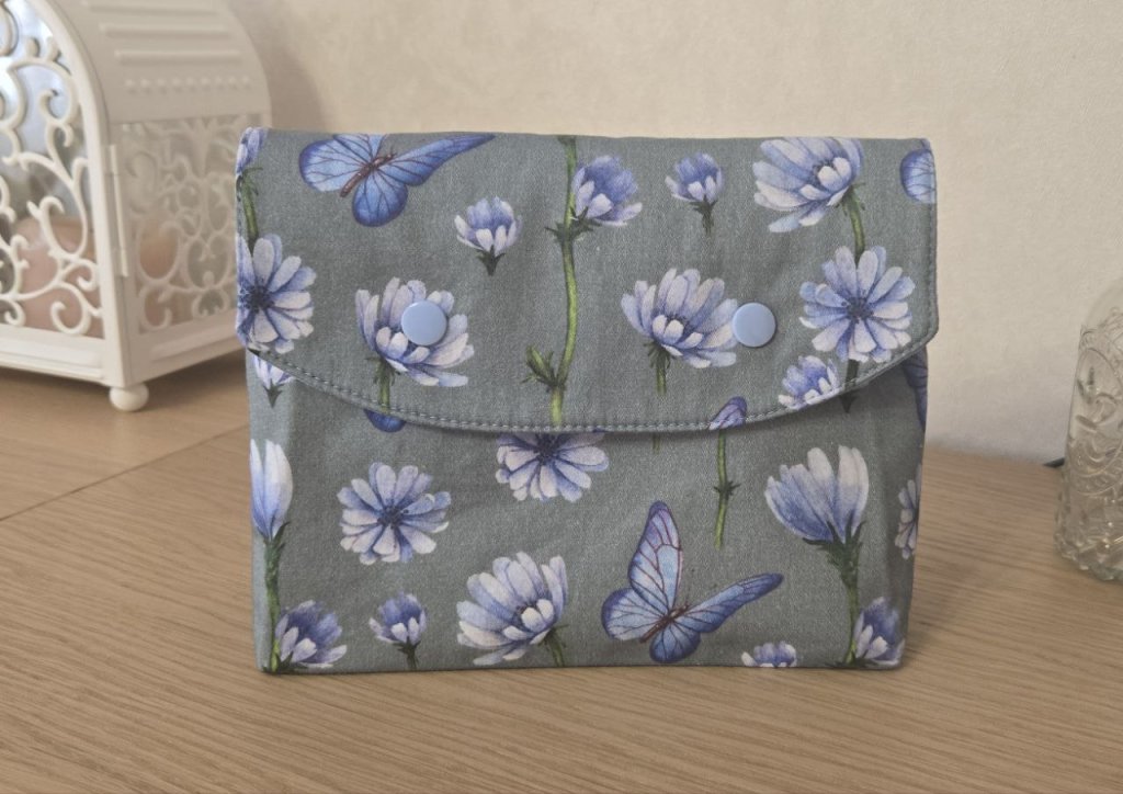 Косметичка на кнопках большая