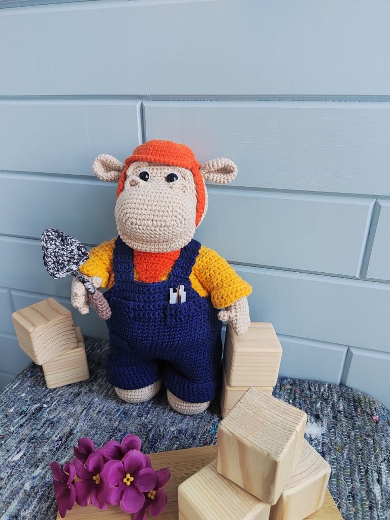 Вязаная игрушка ручной работы Бегемот-строитель, Подарок для ребёнка и декор