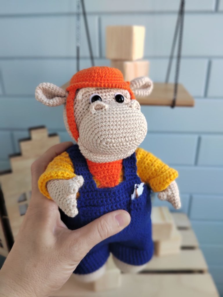 Вязаная игрушка ручной работы Бегемот-строитель, Подарок для ребёнка и декор