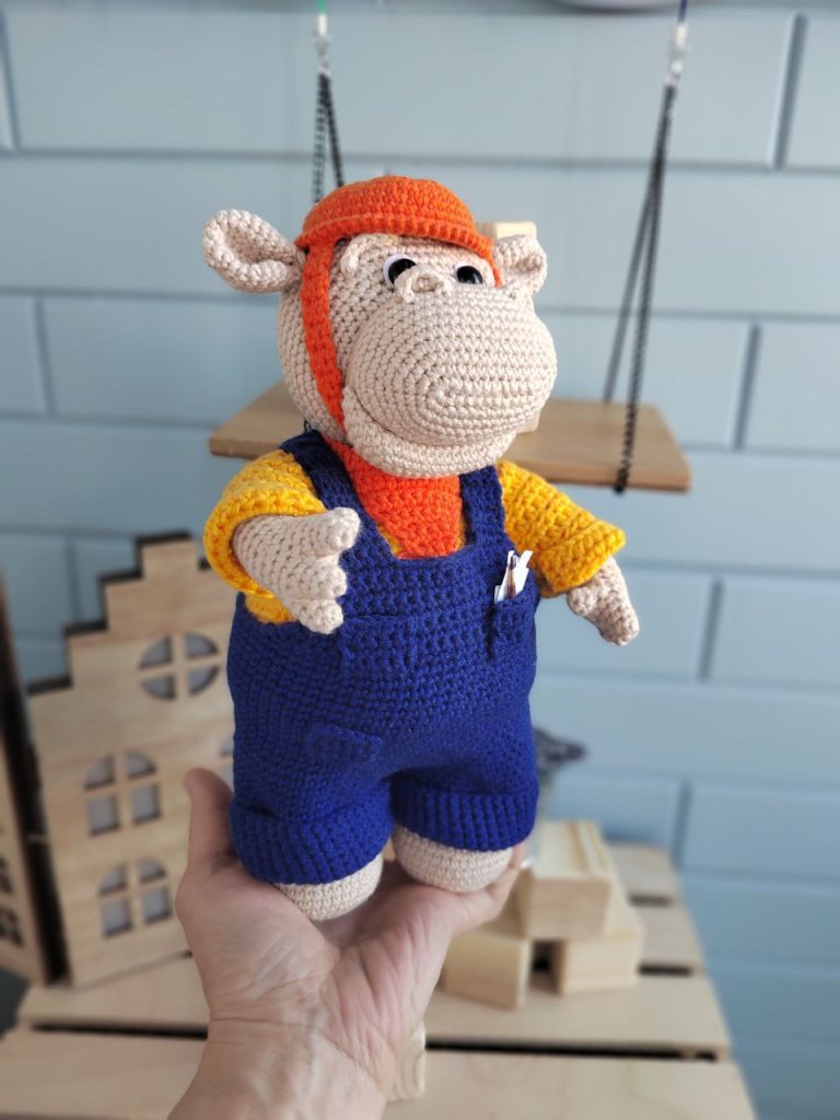 Вязаная игрушка ручной работы Бегемот-строитель, Подарок для ребёнка и декор
