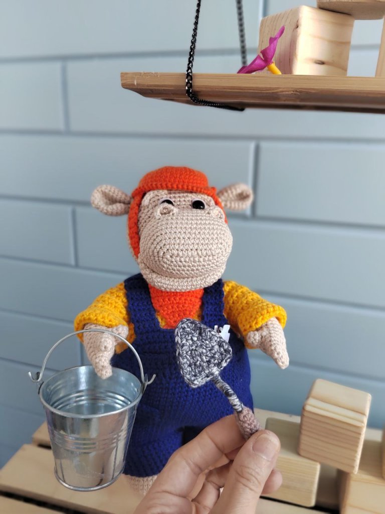 Вязаная игрушка ручной работы Бегемот-строитель, Подарок для ребёнка и декор