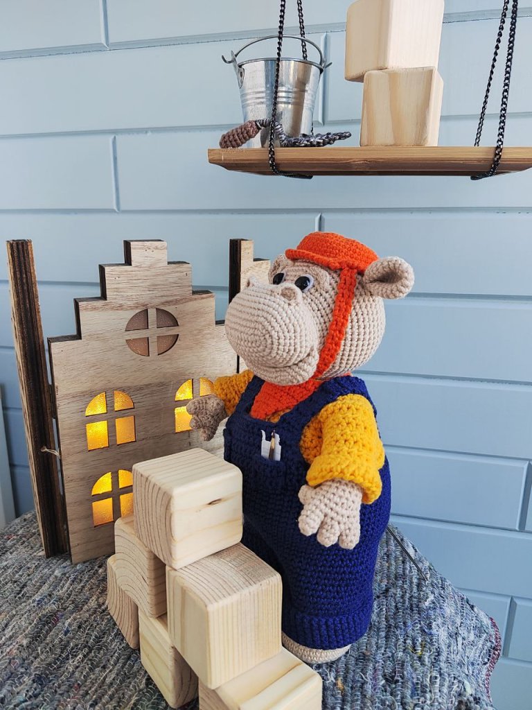 Вязаная игрушка ручной работы Бегемот-строитель, Подарок для ребёнка и декор