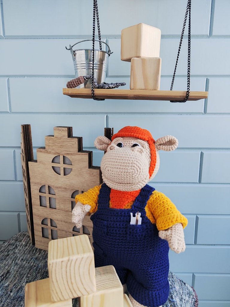 Вязаная игрушка ручной работы Бегемот-строитель, Подарок для ребёнка и декор