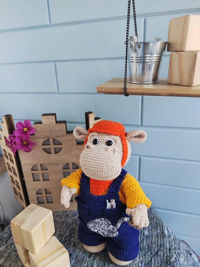 Вязаная игрушка ручной работы Бегемот-строитель, Подарок для ребёнка и декор