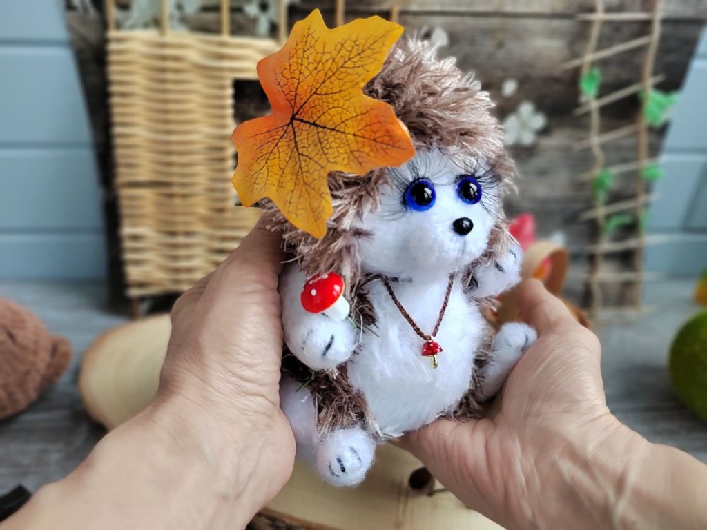 Вязаная игрушка ручной работы Ёжик с грибочком из мягкой пряжи | Подарок для детей, декора и коллекций