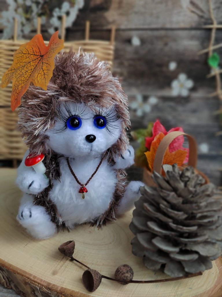 Вязаная игрушка ручной работы Ёжик с грибочком из мягкой пряжи | Подарок для детей, декора и коллекций