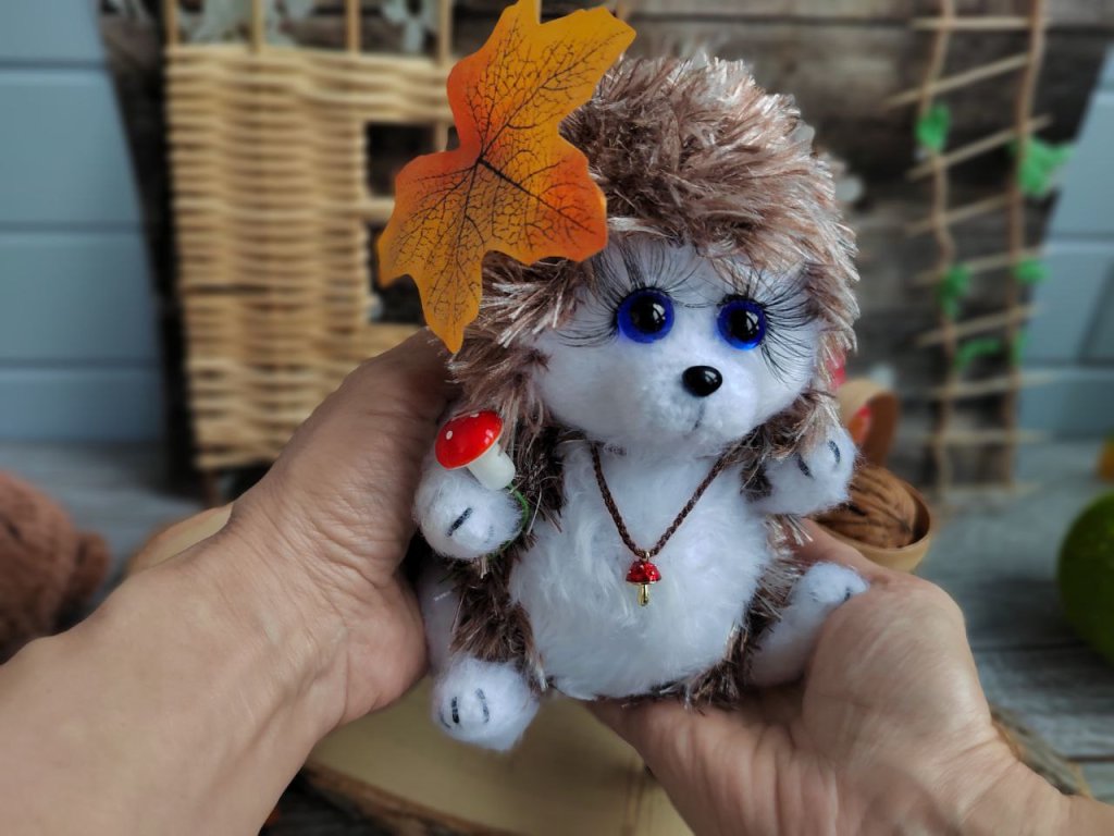 Вязаная игрушка ручной работы Ёжик с грибочком из мягкой пряжи | Подарок для детей, декора и коллекций