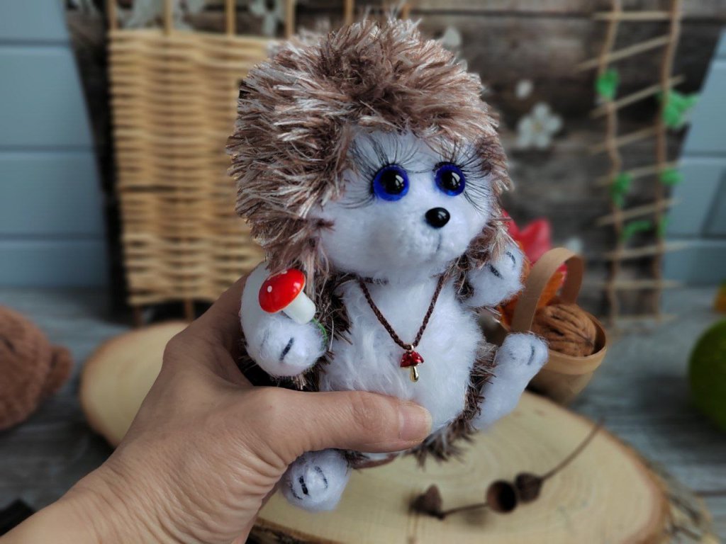 Вязаная игрушка ручной работы Ёжик с грибочком из мягкой пряжи | Подарок для детей, декора и коллекций
