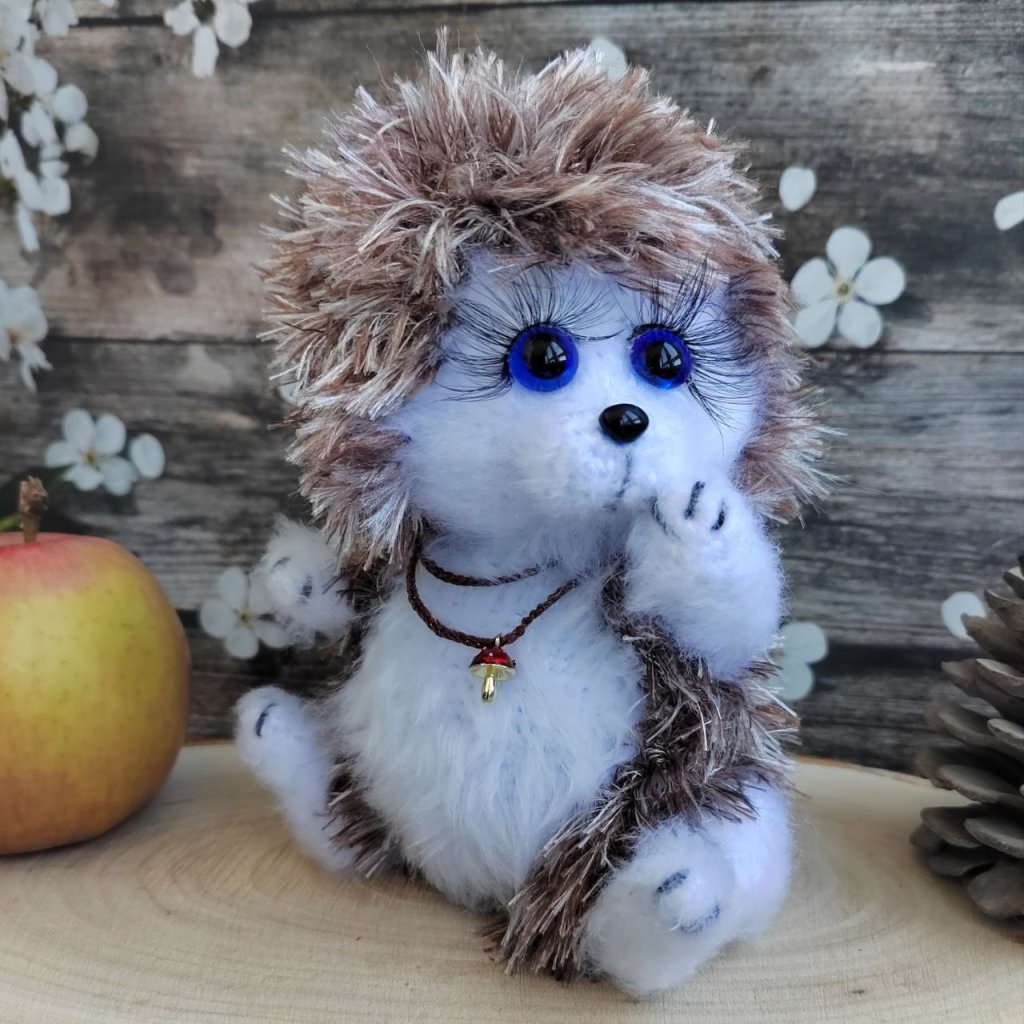 Вязаная игрушка ручной работы Ёжик с грибочком из мягкой пряжи | Подарок для детей, декора и коллекций