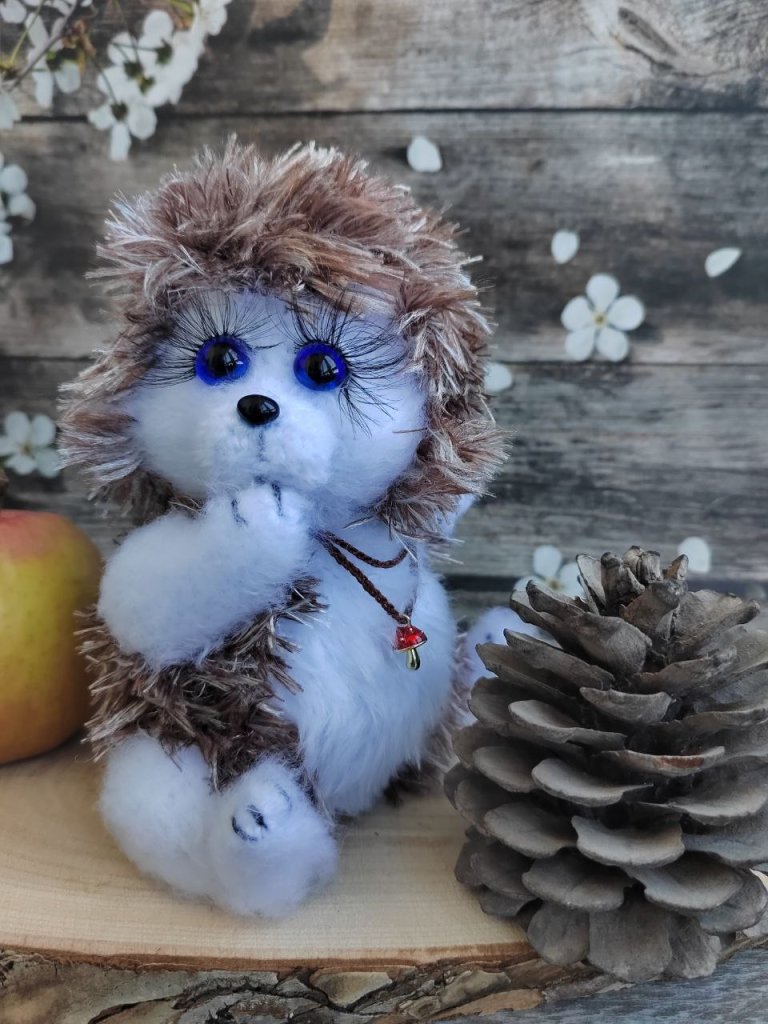 Вязаная игрушка ручной работы Ёжик с грибочком из мягкой пряжи | Подарок для детей, декора и коллекций