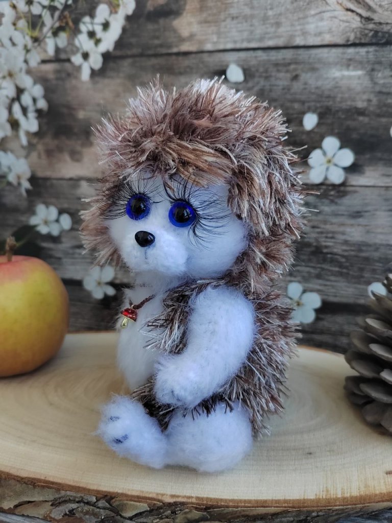 Вязаная игрушка ручной работы Ёжик с грибочком из мягкой пряжи | Подарок для детей, декора и коллекций