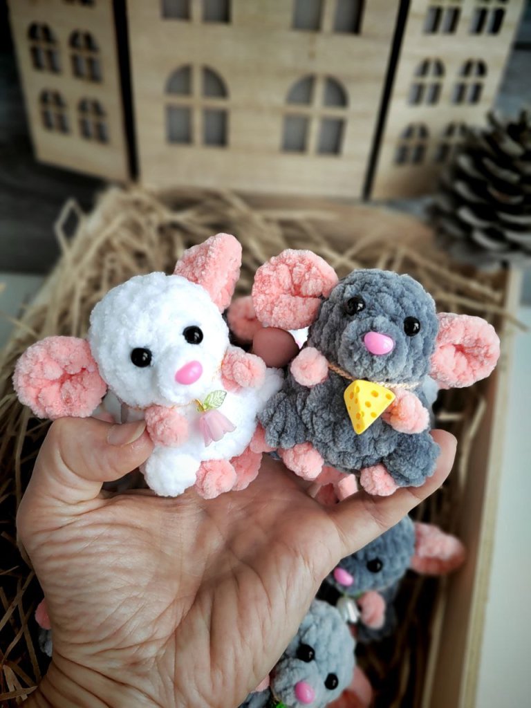 Вязаная игрушка Маленькая вязаная мышка — брелок, талисман, «карманный психолог»