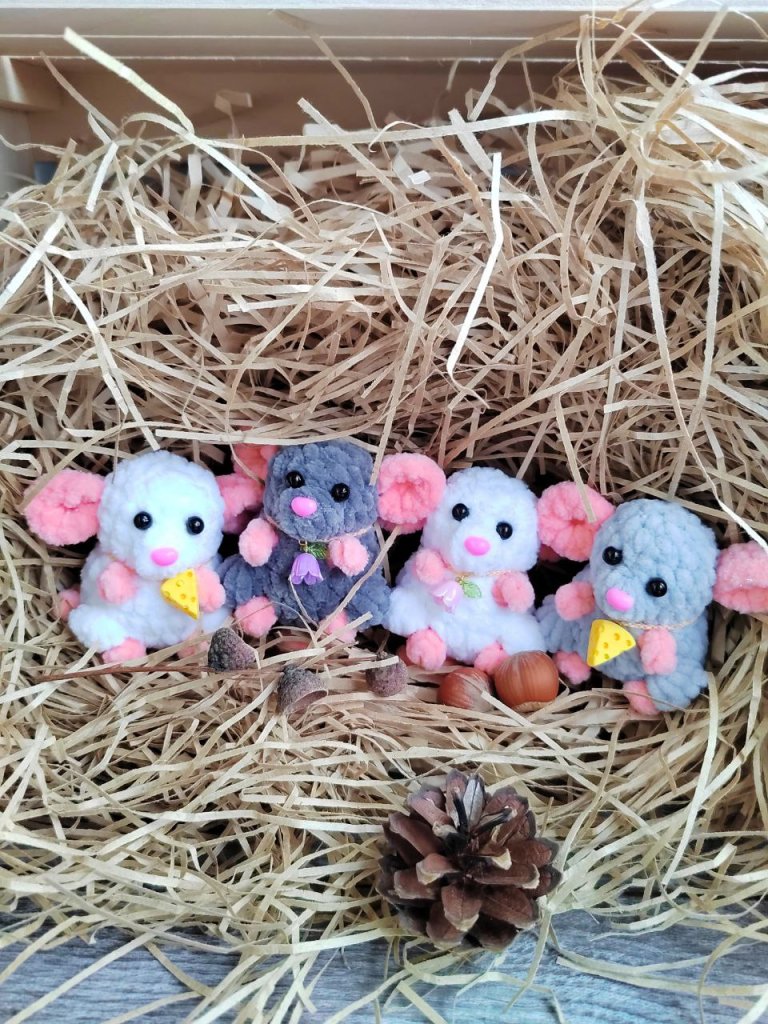 Вязаная игрушка Маленькая вязаная мышка — брелок, талисман, «карманный психолог»