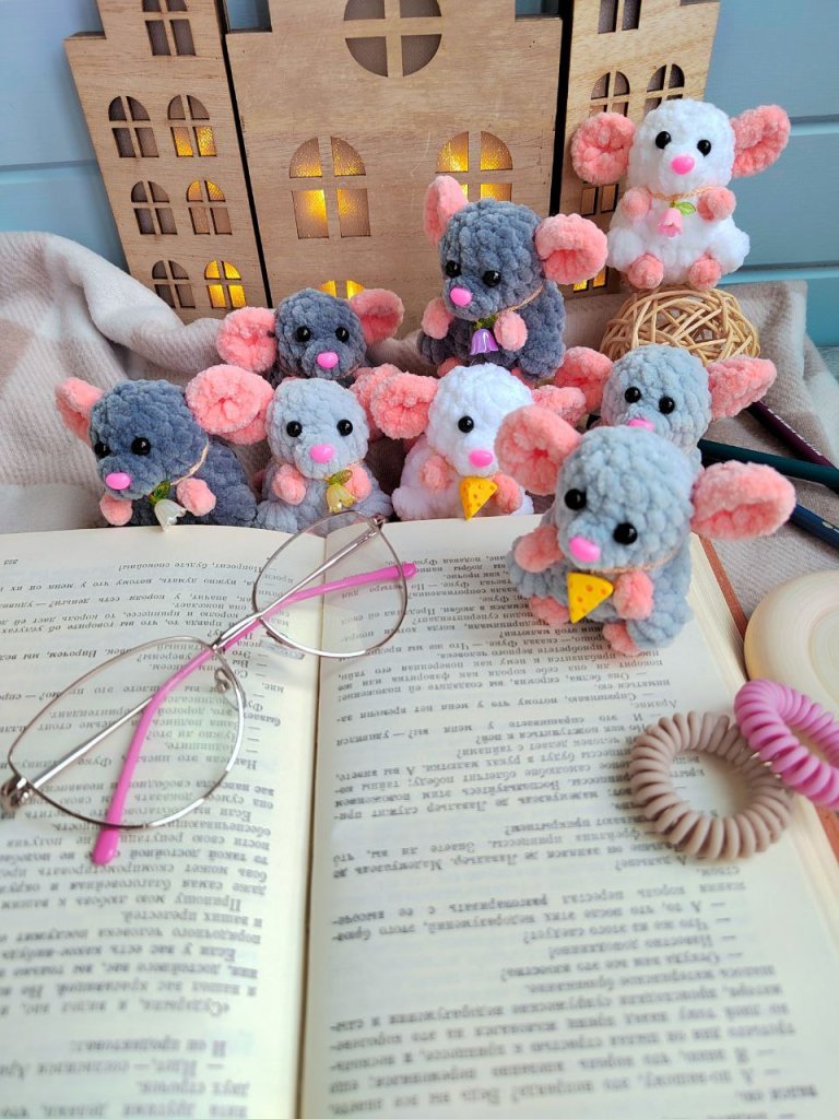 Вязаная игрушка Маленькая вязаная мышка — брелок, талисман, «карманный психолог»