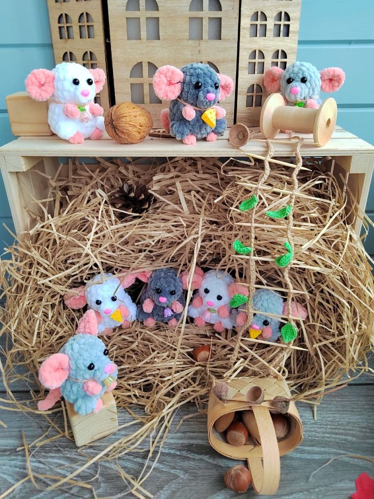 Вязаная игрушка Маленькая вязаная мышка — брелок, талисман, «карманный психолог»