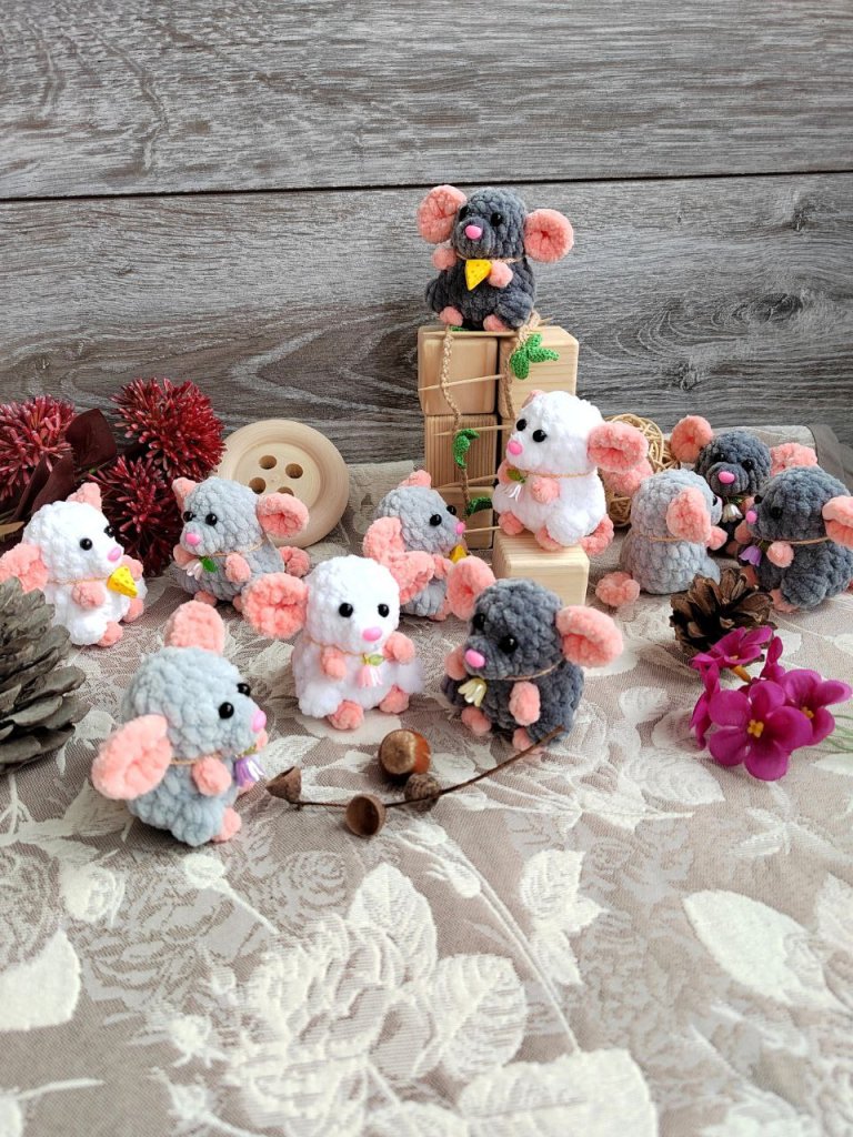 Вязаная игрушка Маленькая вязаная мышка — брелок, талисман, «карманный психолог»