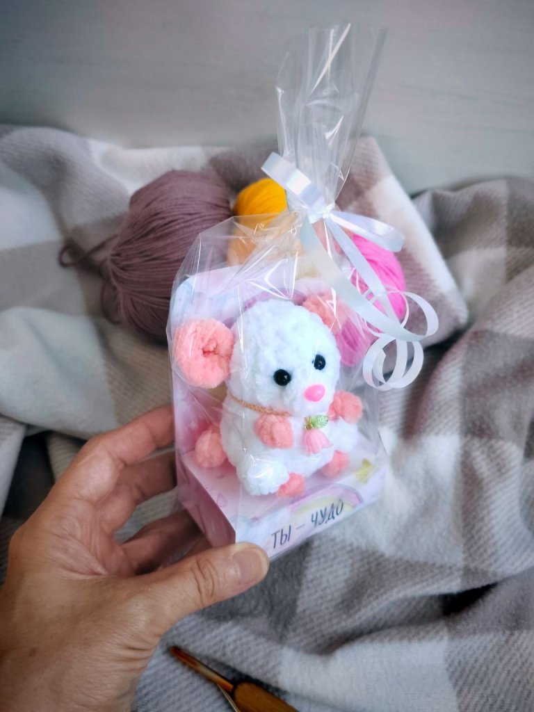 Вязаная игрушка Маленькая вязаная мышка — брелок, талисман, «карманный психолог»