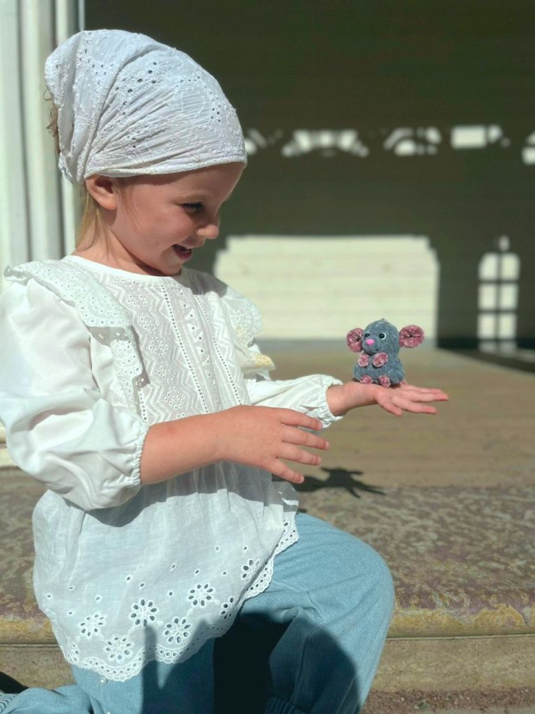 Вязаная игрушка Маленькая вязаная мышка — брелок, талисман, «карманный психолог»