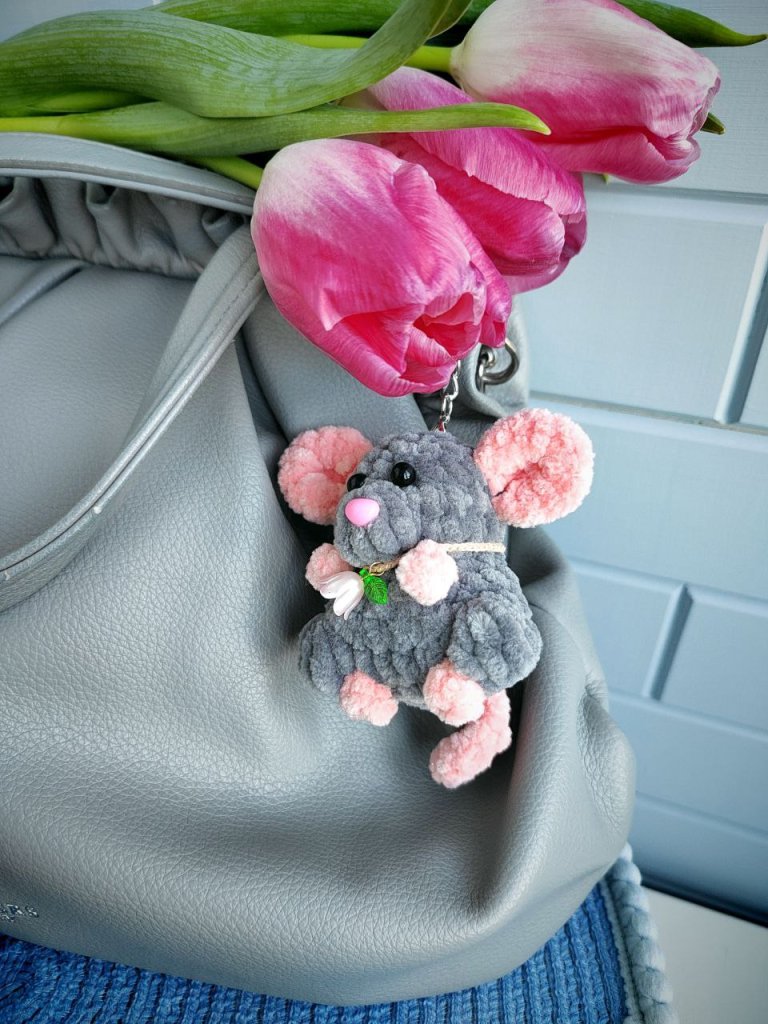 Вязаная игрушка Маленькая вязаная мышка — брелок, талисман, «карманный психолог»