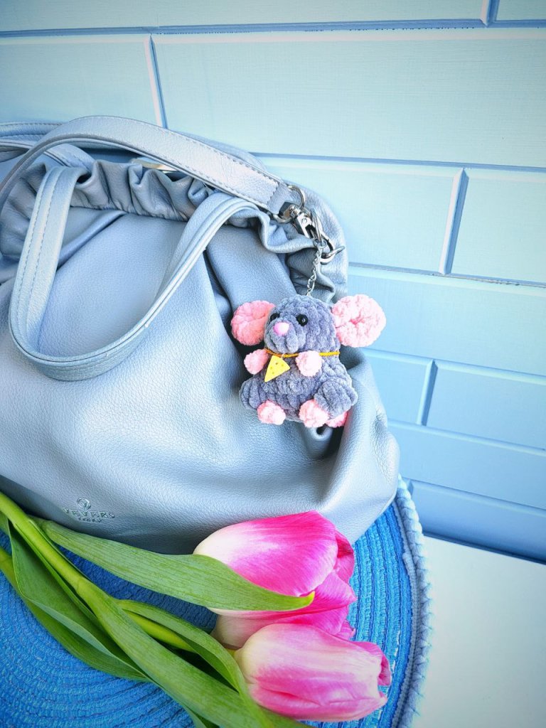 Вязаная игрушка Маленькая вязаная мышка — брелок, талисман, «карманный психолог»