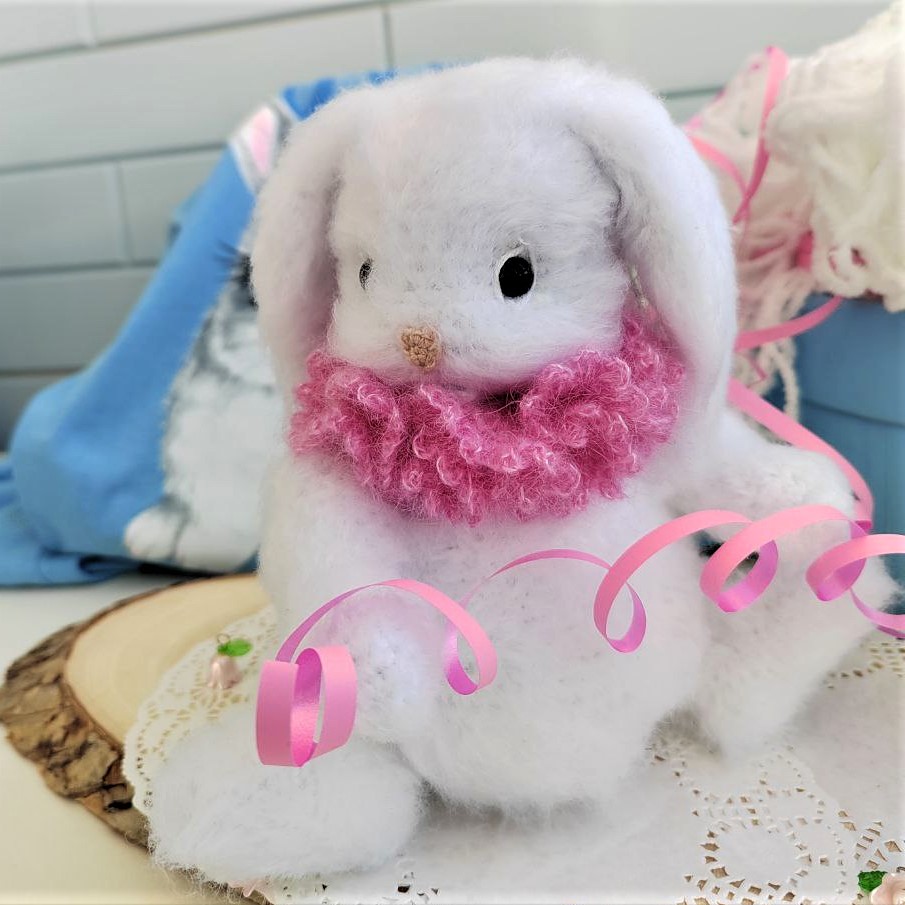 Игрушка вязаная пушистый зайка с воротничком