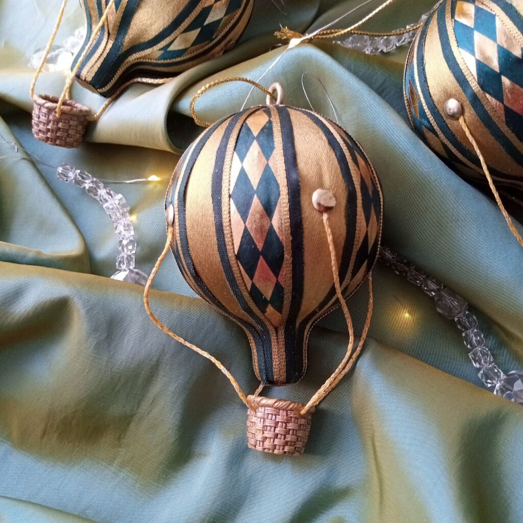 Ёлочное украшение — воздушный шар.