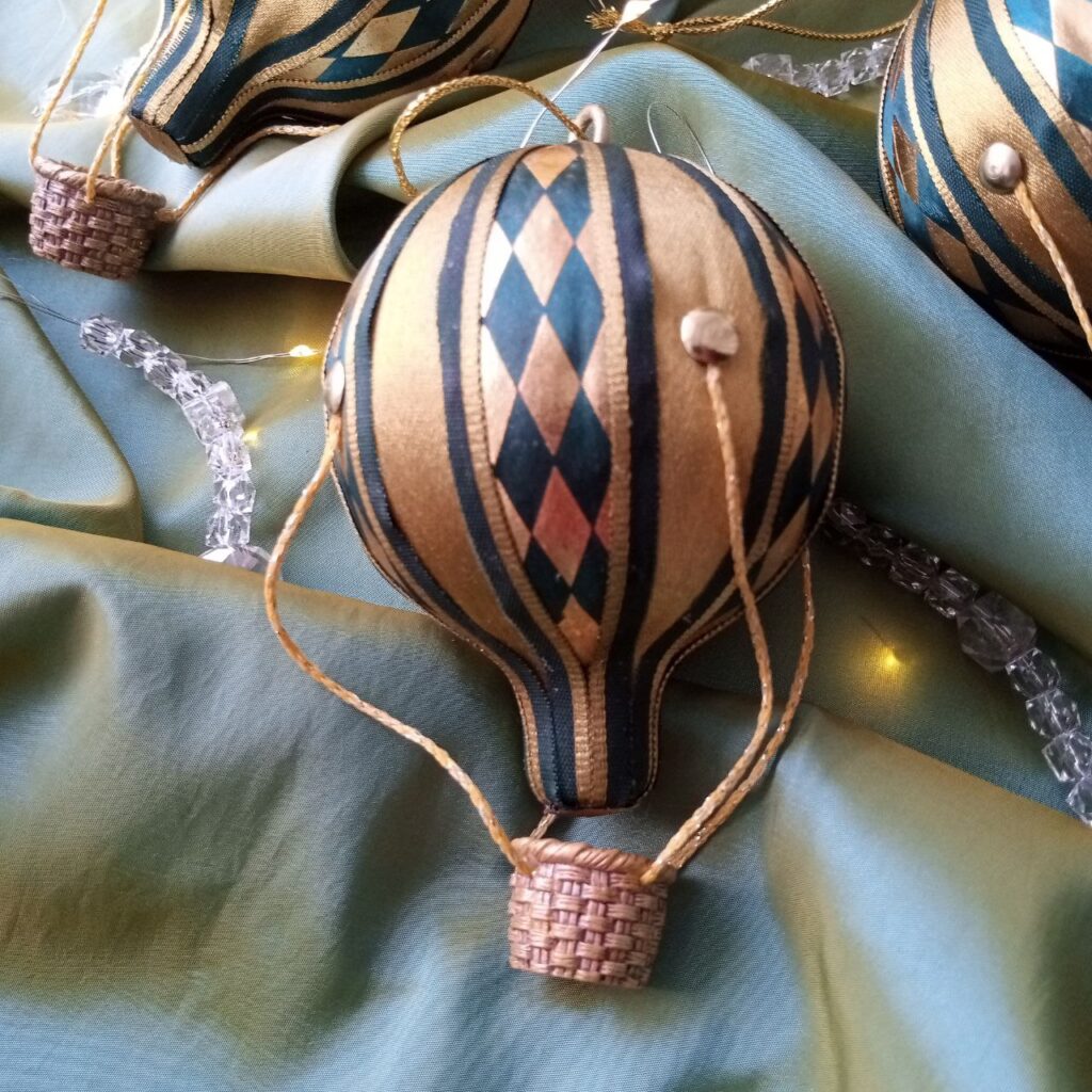 Ёлочное украшение — воздушный шар.