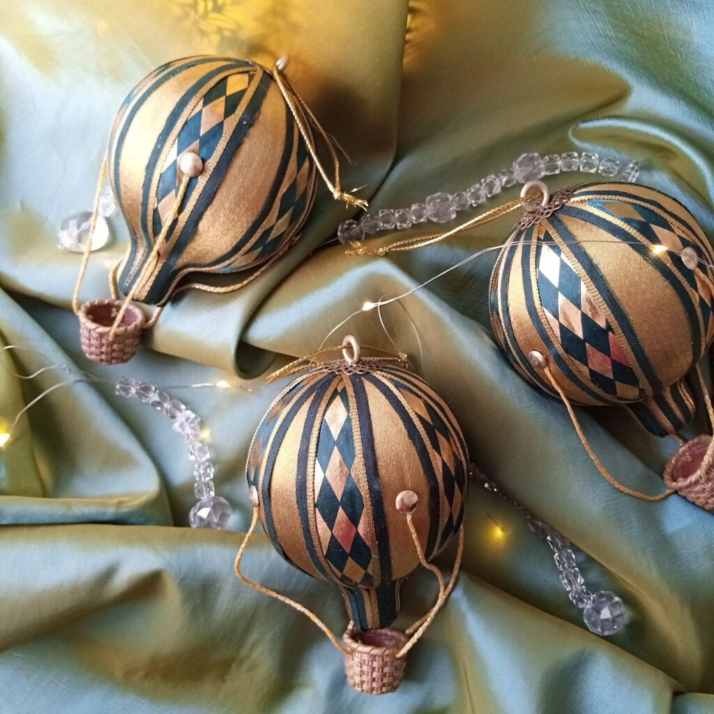 Ёлочное украшение — воздушный шар.