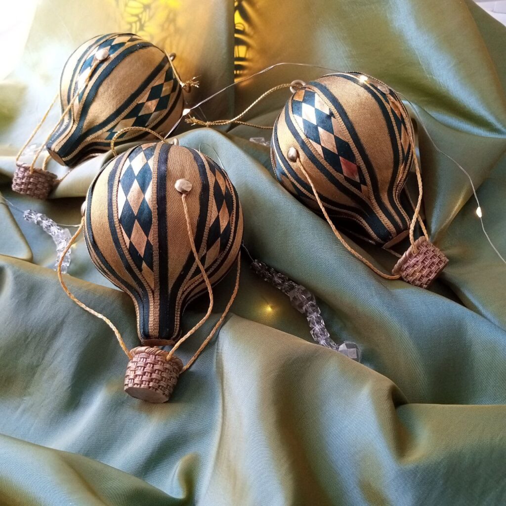 Ёлочное украшение — воздушный шар.