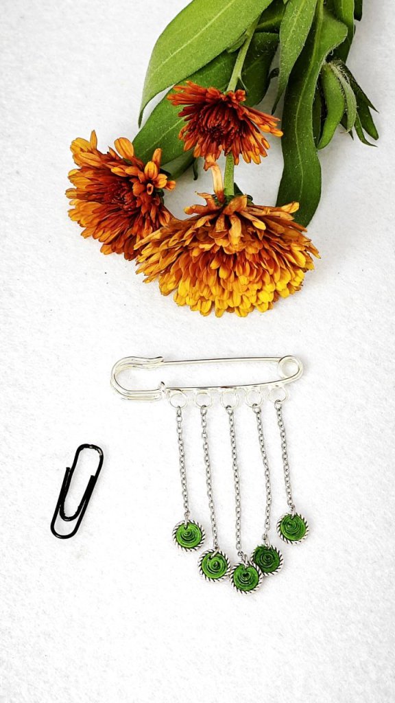 Брошь булавка и серьги с элементами квиллинг.