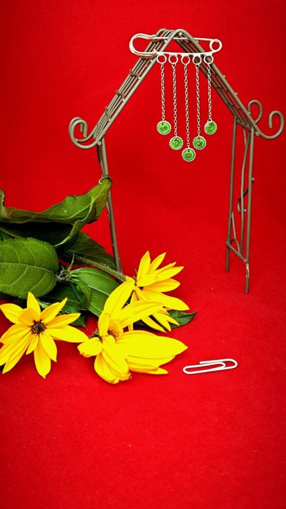 Брошь булавка и серьги с элементами квиллинг.