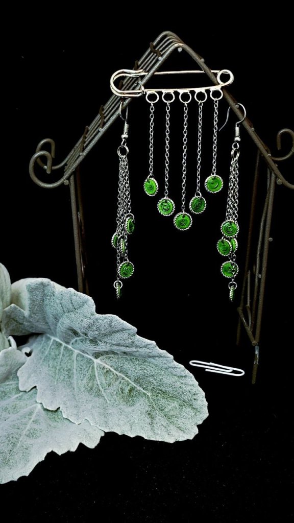 Брошь булавка и серьги с элементами квиллинг.