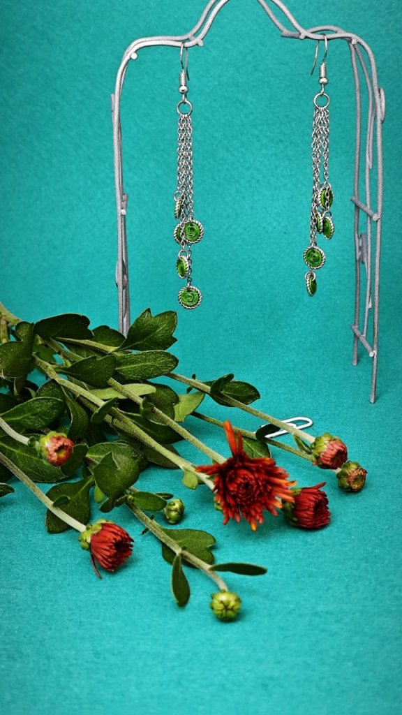 Брошь булавка и серьги с элементами квиллинг.