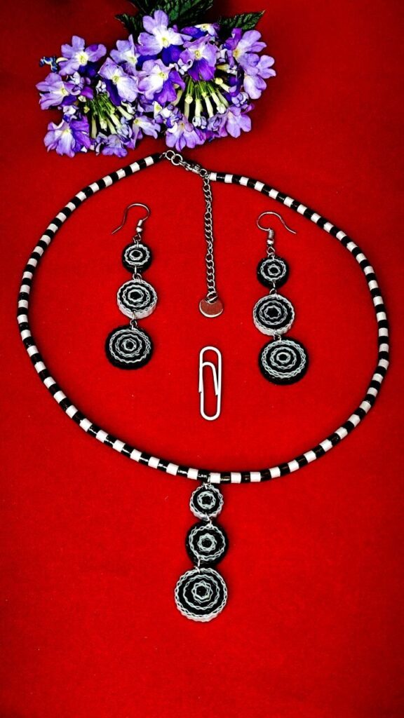 Комплект украшений квиллинг.