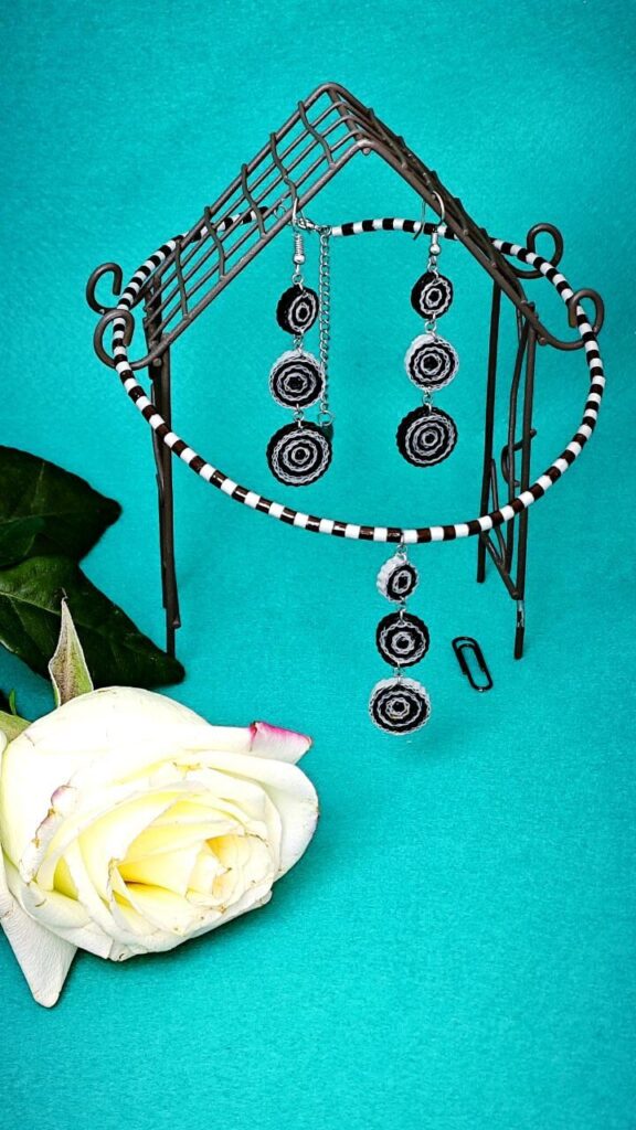 Комплект украшений квиллинг.