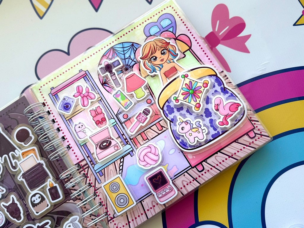 Альбом с играми на липучках Уэнсдэй и Энид