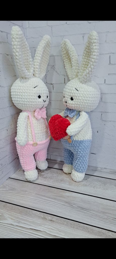 Вязаная игрушка зайчик