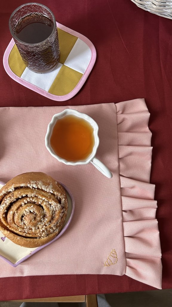 Столовая салфетка с рюшами розовая