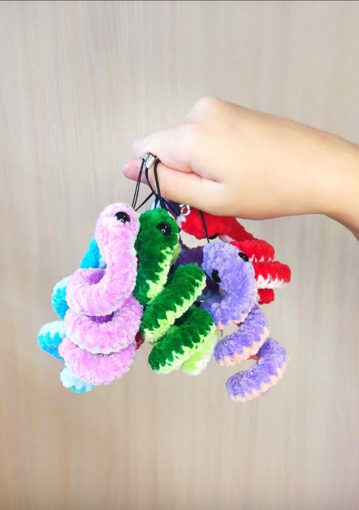 Брелок вязаный змейка