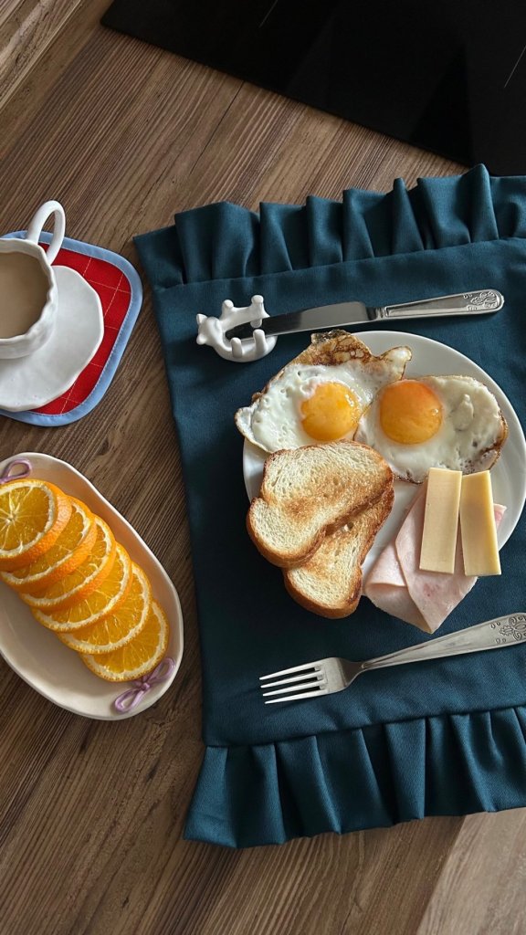 Столовая салфетка с рюшами синяя